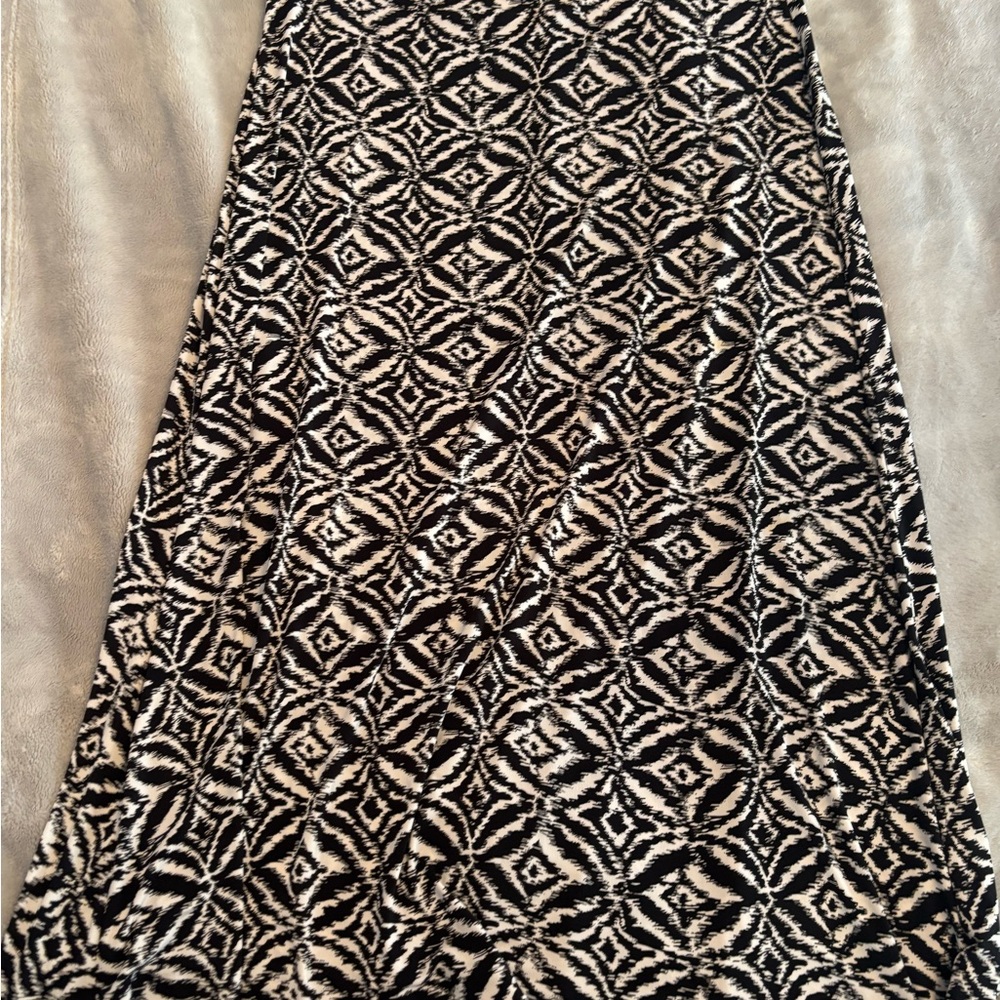 Elegant Black and White Patterned Skirt